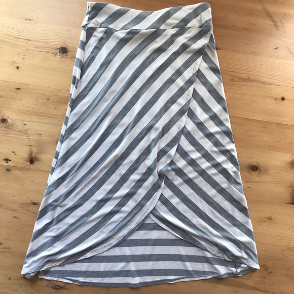 Athleta Dresses & Skirts - Athleta XS ray/span gray ribbon stripe skirt